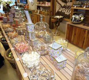 Auslage im Les Calissons du Roy René