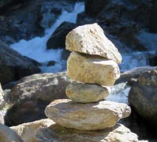 Steinpyramide vor dem Wasserfall