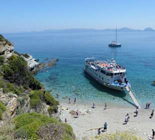 Die Poseidon fährt direkt in die Bucht