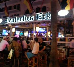 Deutsches Eck am Abend am Abend in der Hochsaison