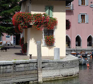 Altes Zollhaus und Kai des Hafens von Torbole
