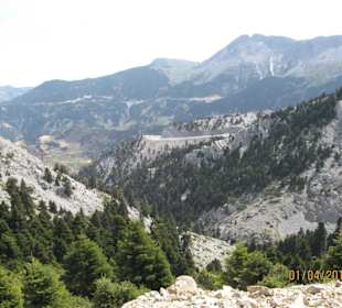 Blick zur Strasse Richtung Chiliadou Strand