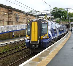 Vorortzüge fahren nach Glasgow