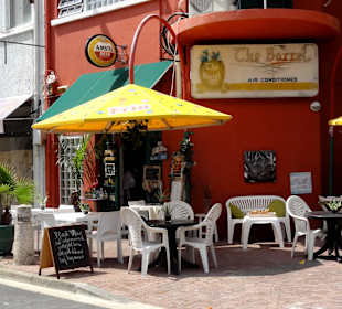 Blick auf die Außenplätze des Restaurants