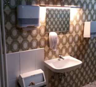 Toilettenraum mit Waschbecken