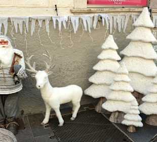 Deko vor dem Geschäft