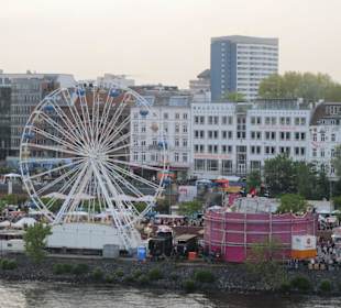 Vorbei am Trubel des Hafengeburtstages in HH