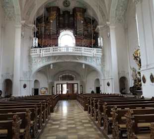 Das Langschiff mit Orgel und Portal