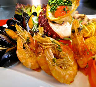Köstliche Meeresfrüchteplatte aus unserer Küche 