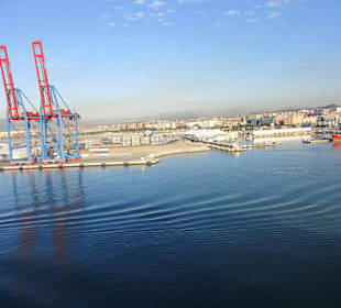 Blick auf den Hafen vom Meer aus