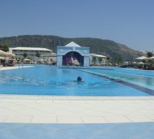Riesige Poolanlage