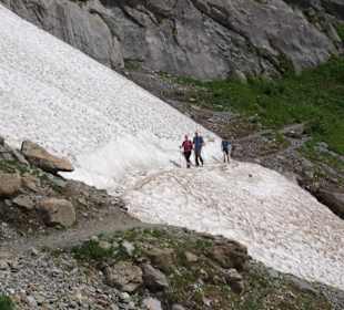 Beginn und Ende über ein kleines Schneefeld