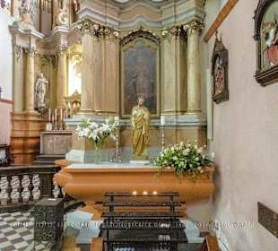 Am Seitenaltar auf der rechten Seite