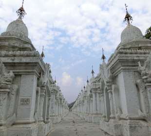 In jeder Stupa befindet sich eine Marmortafel