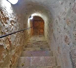 Auf Treppen durch die versteckten Gänge im Fort