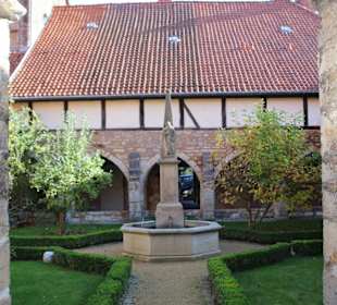 Blick in den Kreuzganggarten