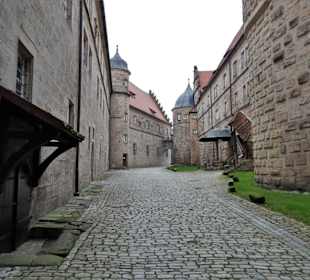 Im Hof zwischen dem mittleren und inneren Ring