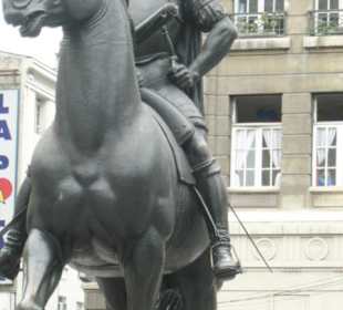 Памятник Педро де Вальдивии на Пласа де Армас.