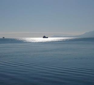 Blick aufs Meer vom Hafen