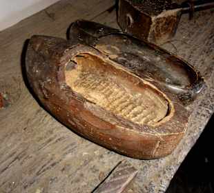 Holzschuhherstellung