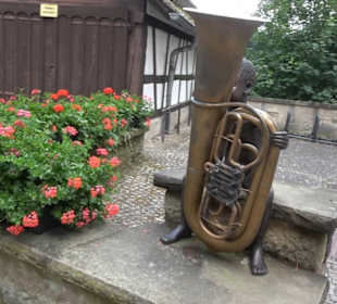 Skulptur Junge mit Tuba