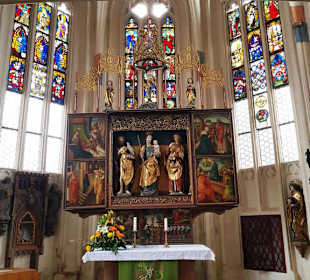 Der Altar mit Glasmalereien