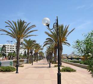 Uferpromenade vor dem Hotel