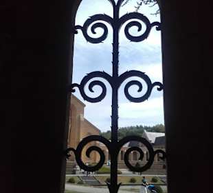 Blick vom Eingang in Richtung Klosteranlage