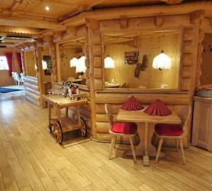 In den Gasträumen der Südtiroler Hütte