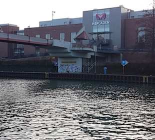 Mercaden, Ansicht Kanalseite mit der Brücke