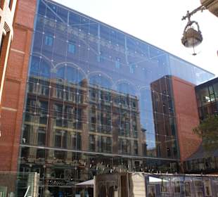 Hauptgebäude mit vorgebauter Glasschutzwand