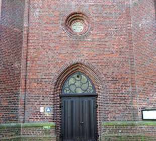 Eingangsportal zur Peter-und-Paul-Kirche