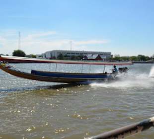 Fahrt auf dem Chao Phraya Fluss Bangkok