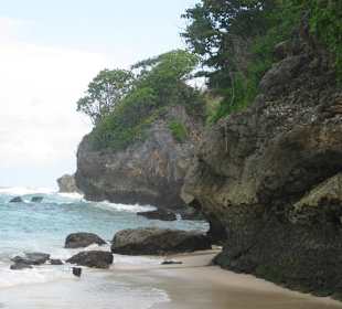 Strandabschnitt mit einsamen Badebucht