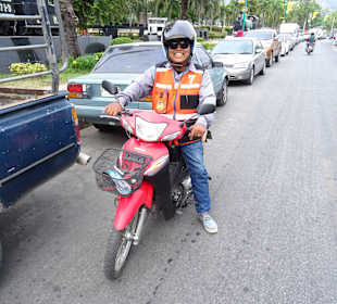 Auch Frauen fahren Motorradtaxi