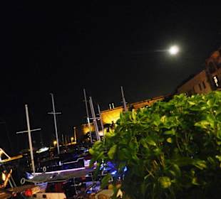 Hafen von Girne bei Nacht