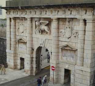 Fünf Brunnen Platz - Altes Tor