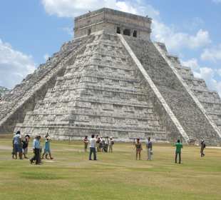 Seitlicher Blick auf die Pyramide