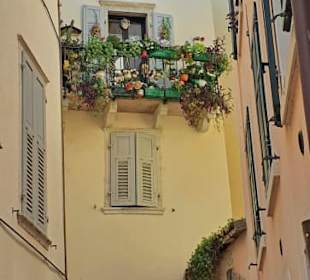 Schön verzierte Balkone