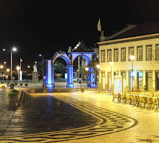 Hafentor bei Nacht
