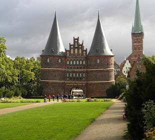 Holstentor von der Puppenbrücke