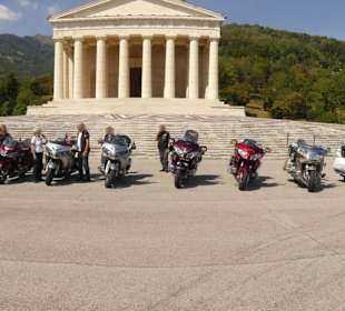 Parkplatz vor dem Tempio Canoviano