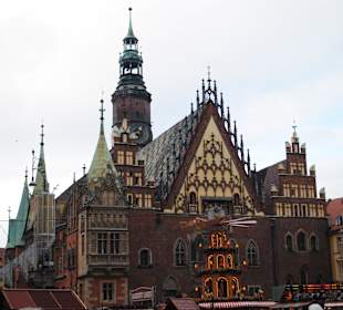 Ratusz widziany od ulicy Oławskiej