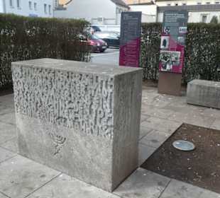 Schweinfurt: beim Denkmal der ehemaligen Synagoge