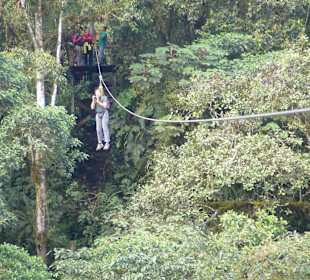 Über die Schlucht an einem Seil