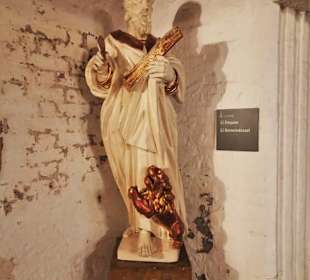 Statuen unter der Orgelempore