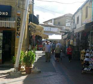 Einkaufsstraße hinter der Green Line