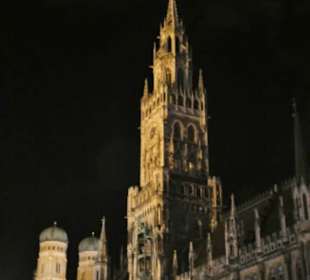 Das Neue Rathaus, im Hintergrund Frauenkirche