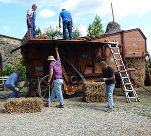 Alter Drescher beim Aufbau