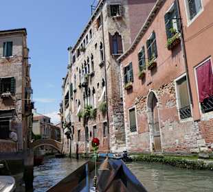 Die Häuserwände meist beschädigt